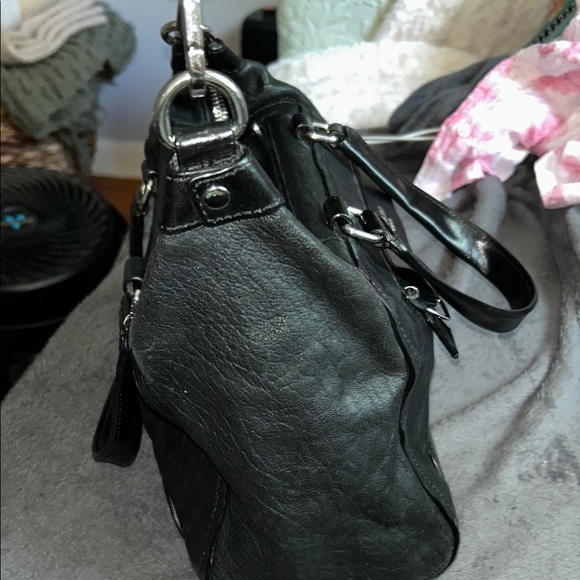 Olivia Harris Black Leather Duffel Bag with Modern Chain-Link Design - Picture 3 of 16